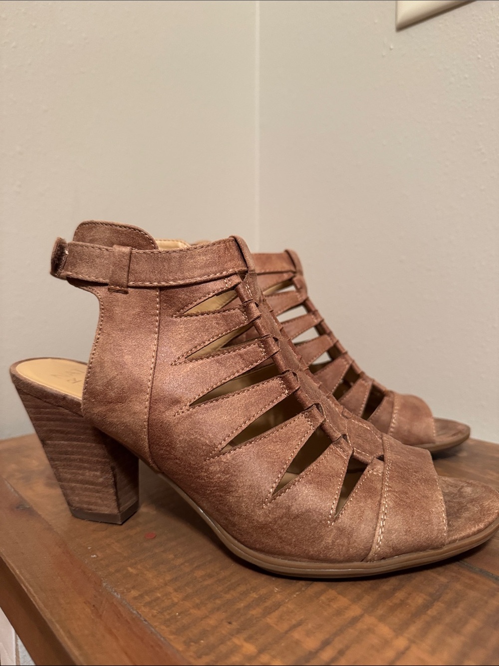 Women’s Naturalizer Tan Strappy Block Heel Sandals - 10 M